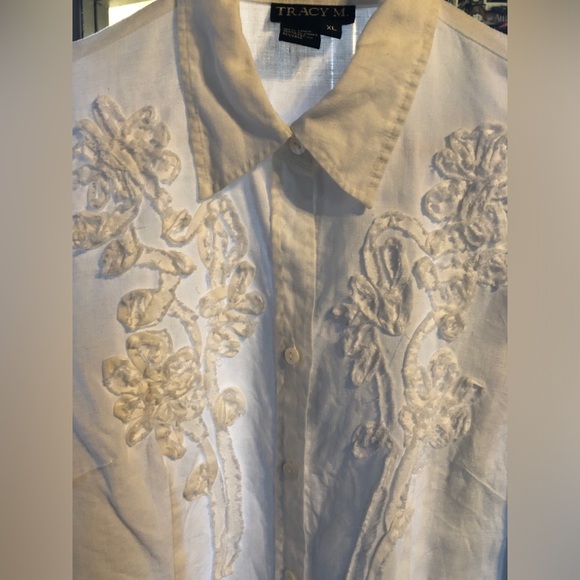 White Embroidered Floral Button-Up Shirt
Brand: Tracy M
Size XL - Picture 2 of 6